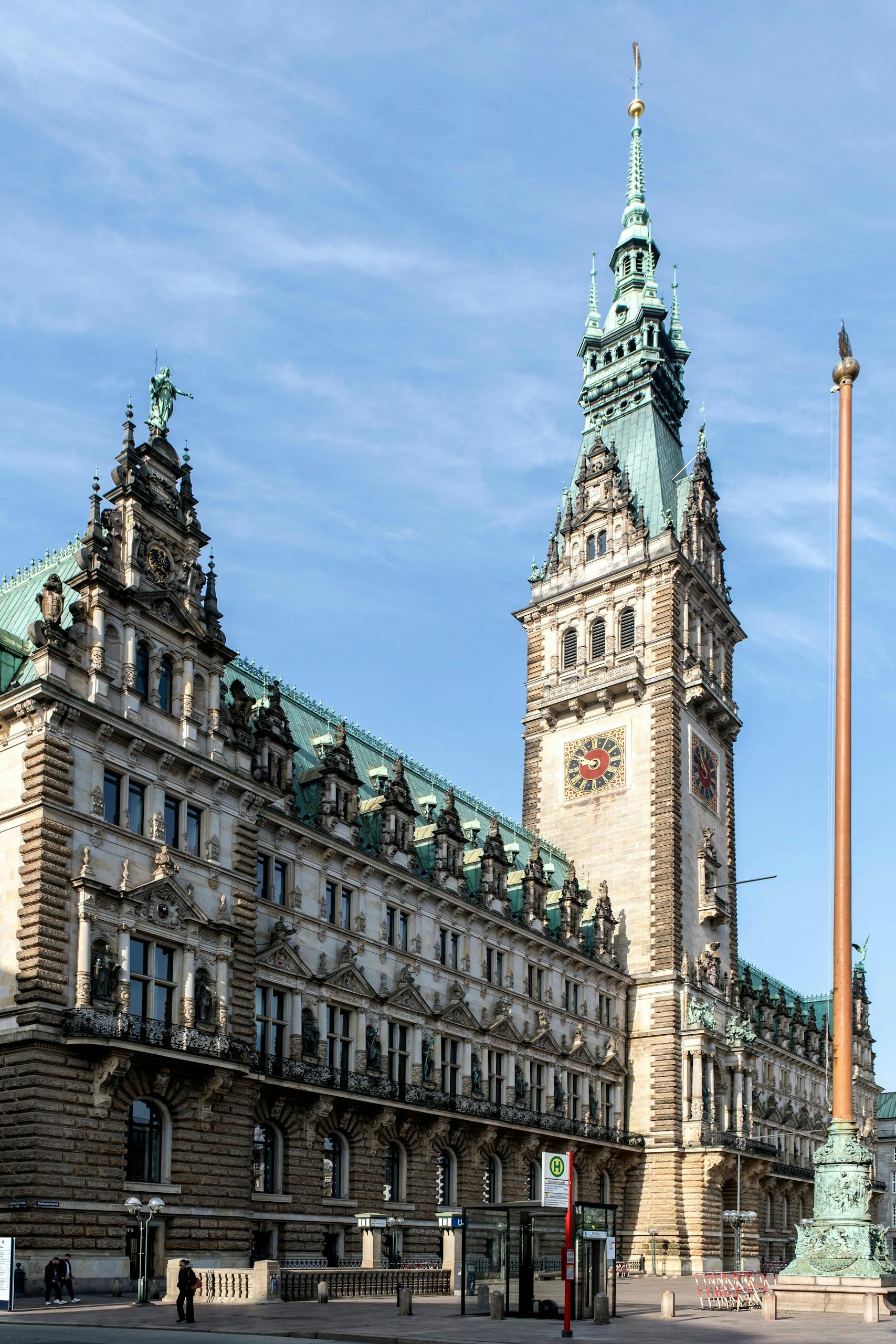 The majestic Hamburg Townhall under a clear blue sky, seo agentur lumos als ihr ansprechpartner in seo fragen