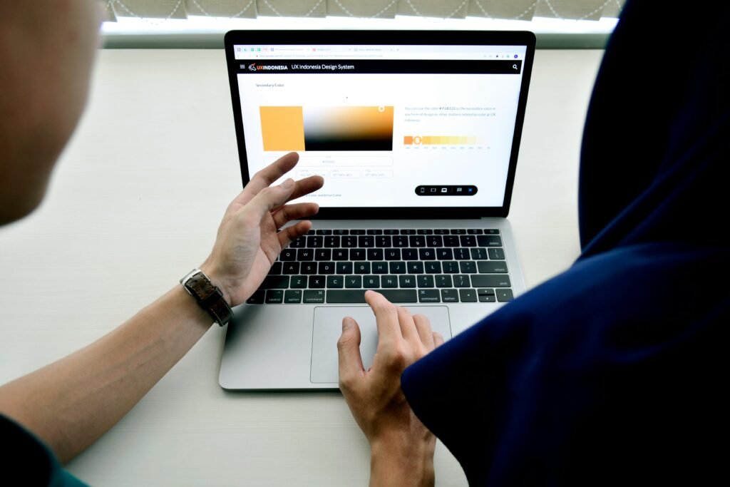 User Experience (UX) bei der Nutzung einer klar strukturierten Website auf Laptop.