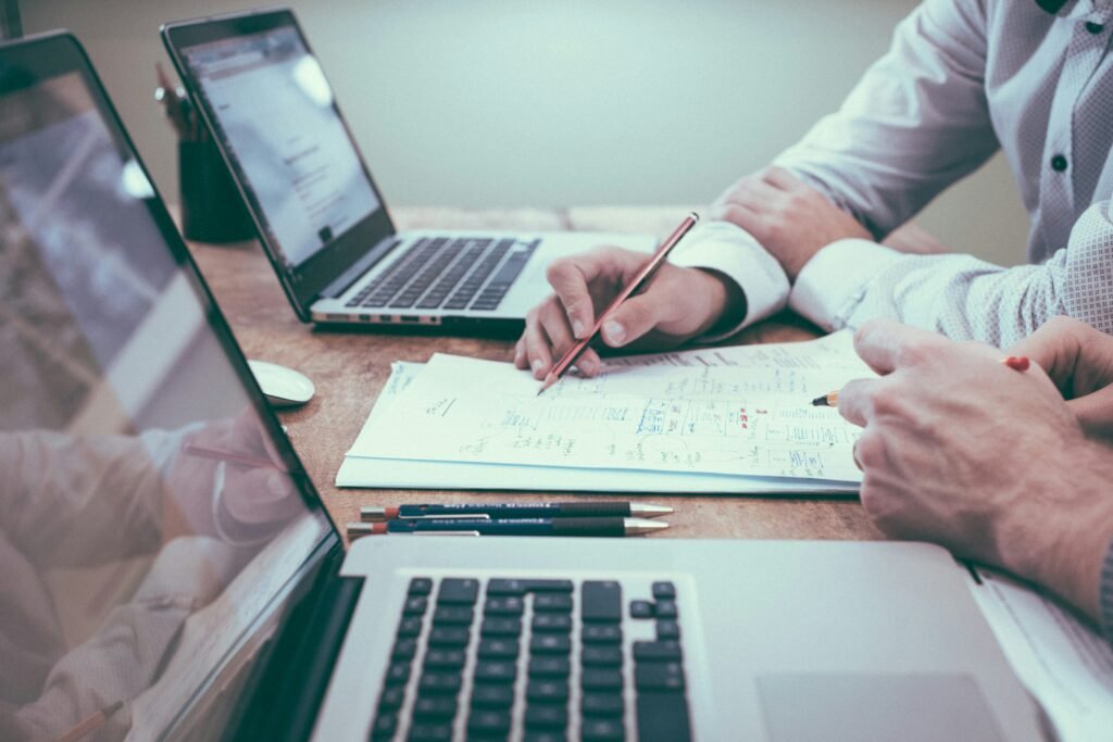 Market Research Analyse mit Zielgruppen- und Wettbewerbsdaten auf Monitoren.
