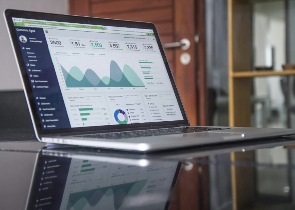 Marketingstrategie mit Zielgruppen und Positionierung auf einer Planungsübersicht.