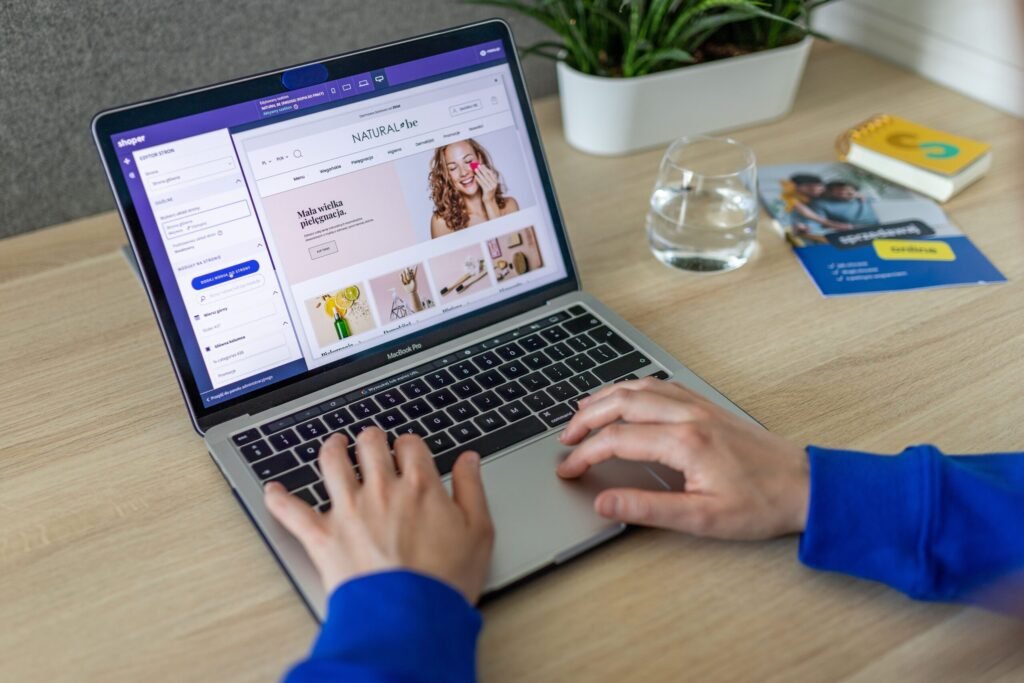 Interaction zeigt verschiedene Nutzeraktionen auf einer Website.